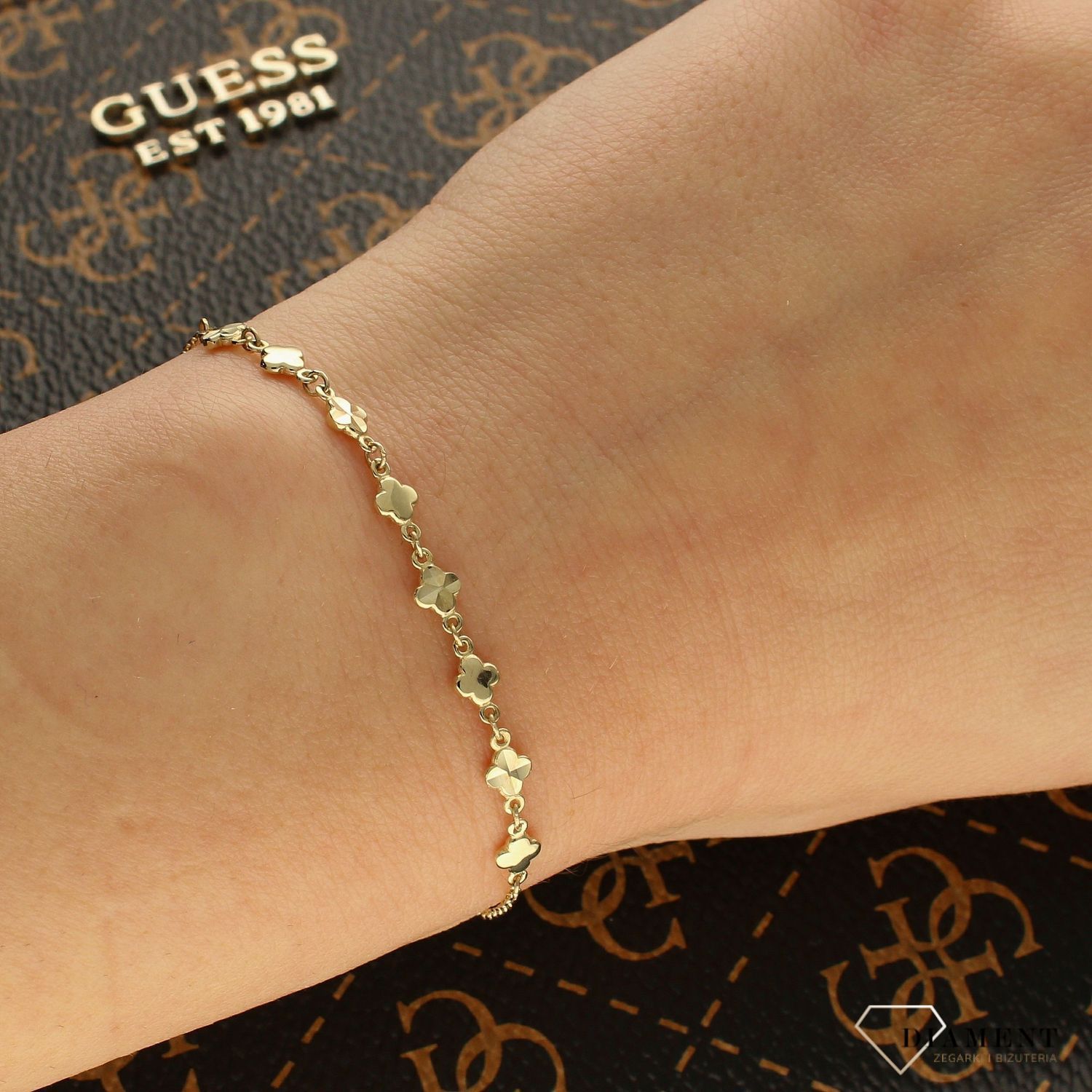 Złota bransoletka celebrytka łańcuszkowa z delikatnymi ozdobami BR 5141.jpg